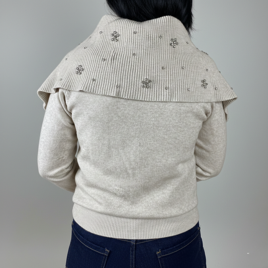 Бежова плетена жилетка с широка яка и камъчета