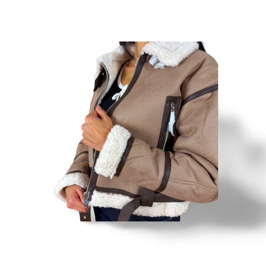 Кафяво яке с пухена яка