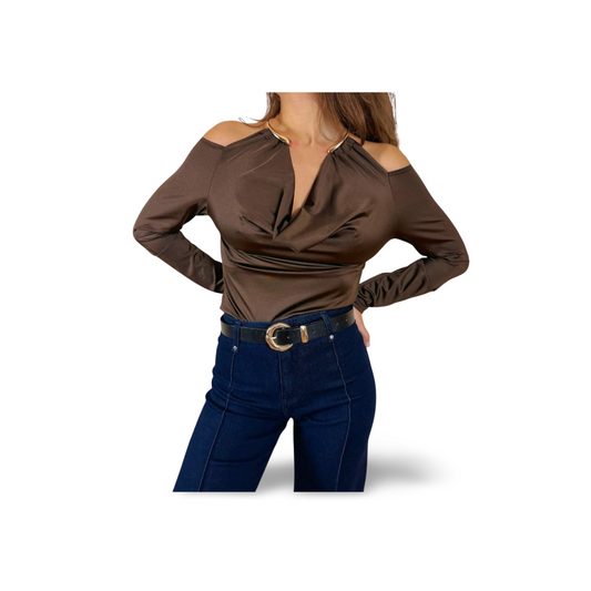 Кафява блуза с колие и открити рамене