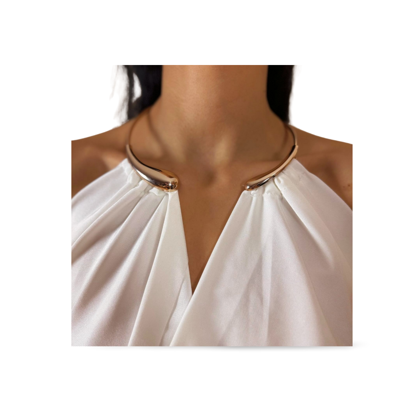 Бяло боди с детайл колие