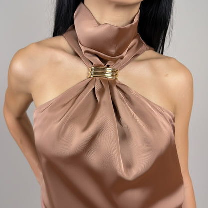 Топ със златист елемент