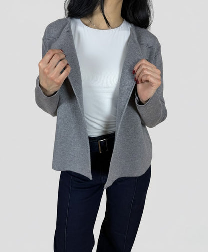 Сива жилетка с елегантни копчета