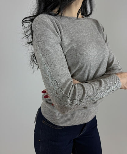 Кашмирен пуловер с дантелен елемент