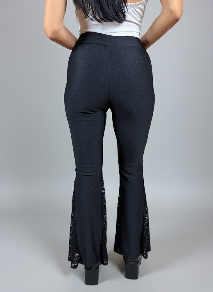 Черен панталон с дантела на крачолите