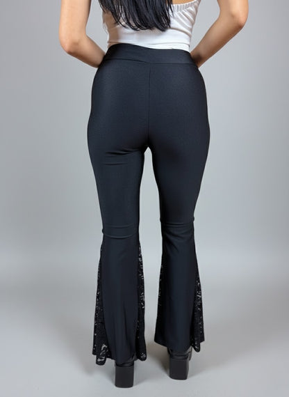 Черен панталон с дантела на крачолите