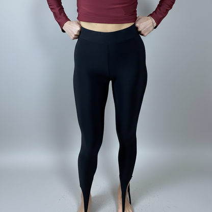 Черен клин с лента за пръста