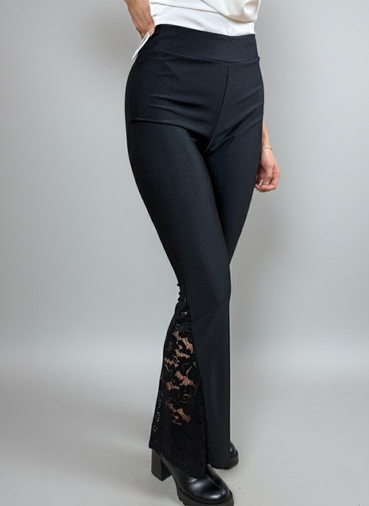 Черен панталон с дантела на крачолите