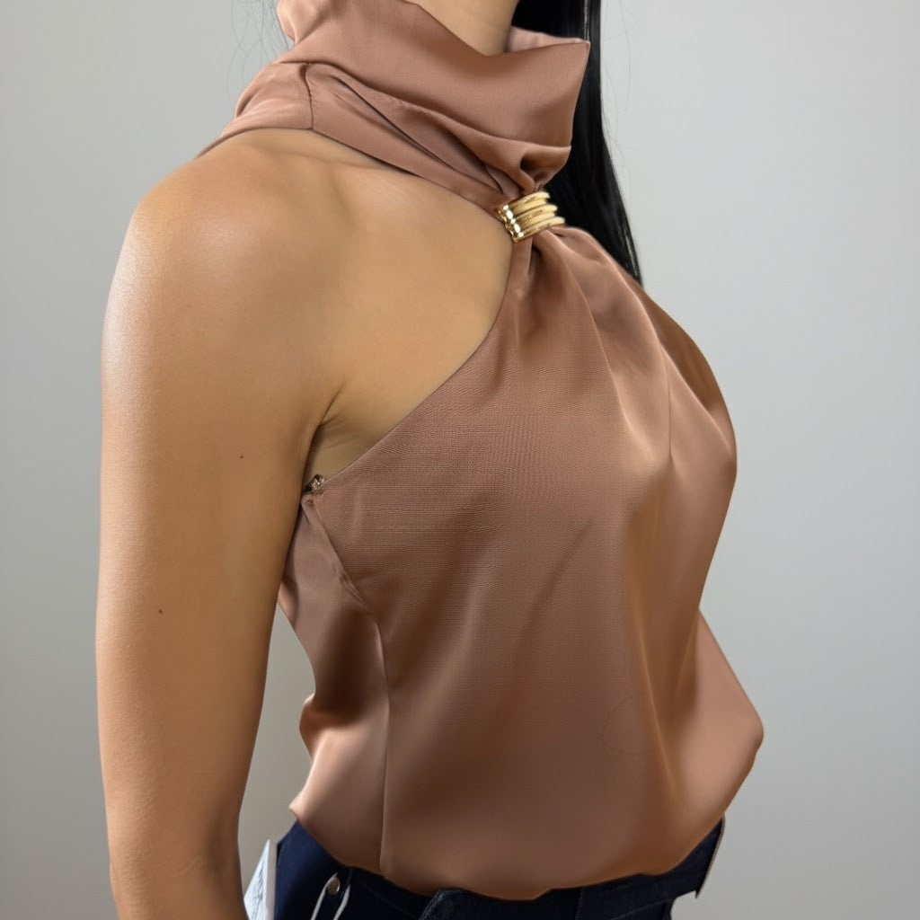 Топ със златист елемент