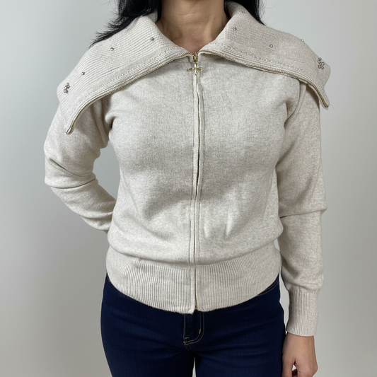 Бежова плетена жилетка с широка яка и камъчета