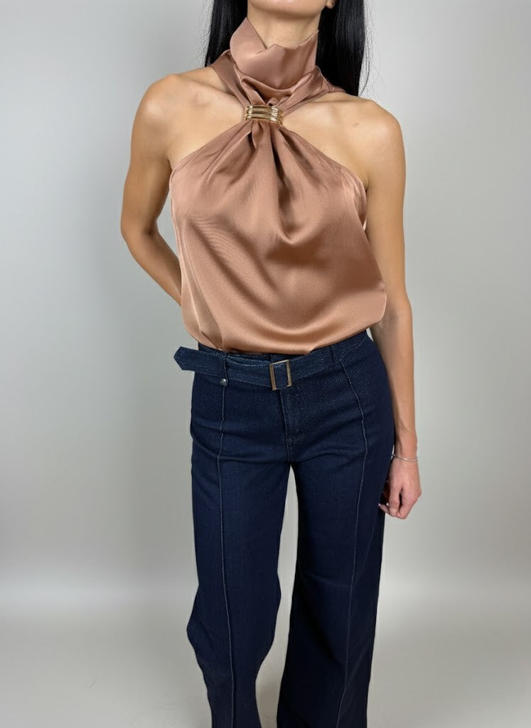 Топ със златист елемент