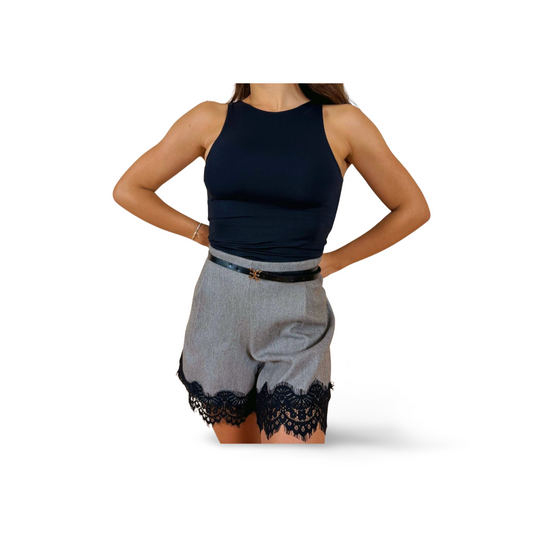 Къс панталон с дантела