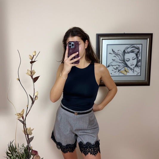 Къс панталон с дантела