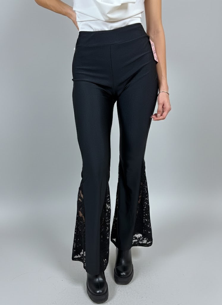 Черен панталон с дантела на крачолите