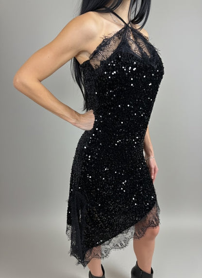 Черна дантелена рокля с кадифе и пайети