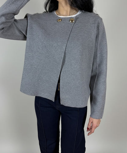 Сива жилетка с елегантни копчета