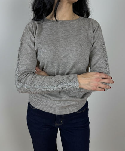 Кашмирен пуловер с дантелен елемент