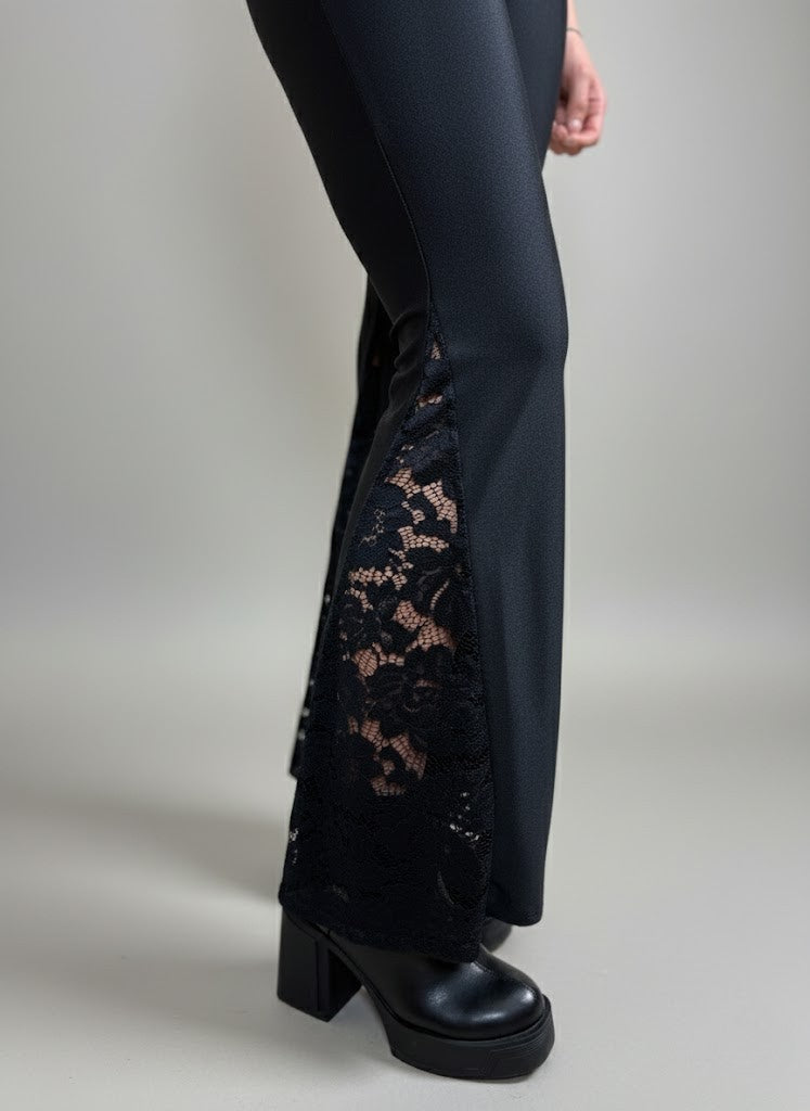 Черен панталон с дантела на крачолите