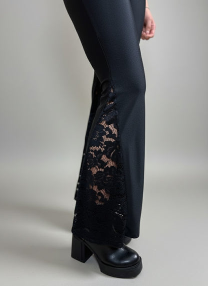 Черен панталон с дантела на крачолите